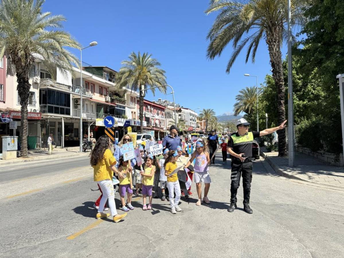 Fethiye'de öğrenciler yayaya öncelik farkındalığı için kara yolunda kostümlerle yürüdü