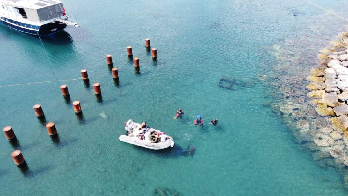 Bodrum'da dalgıçlar deniz dibi temizliği yaptı