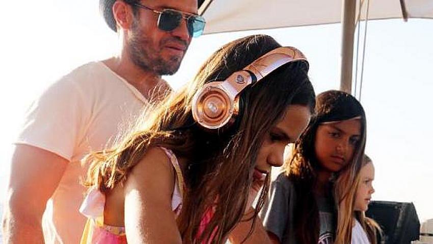 Ozan Doğulu, Bodrum'da kızlarıyla sahneye çıktı