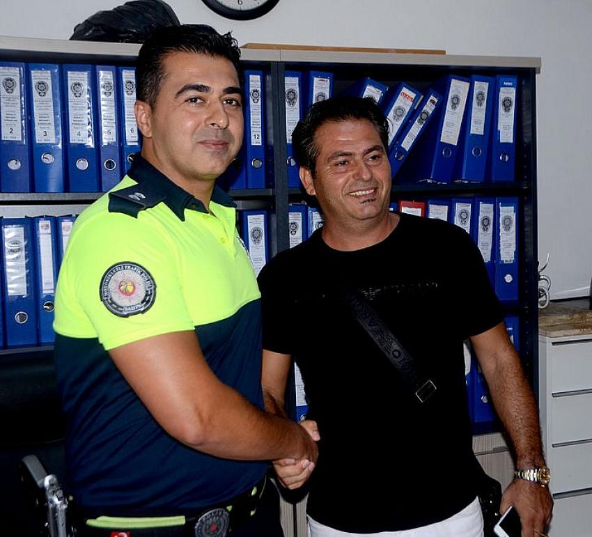 Yolda bulduğu 20 bin lirayı sahibine teslim etti 