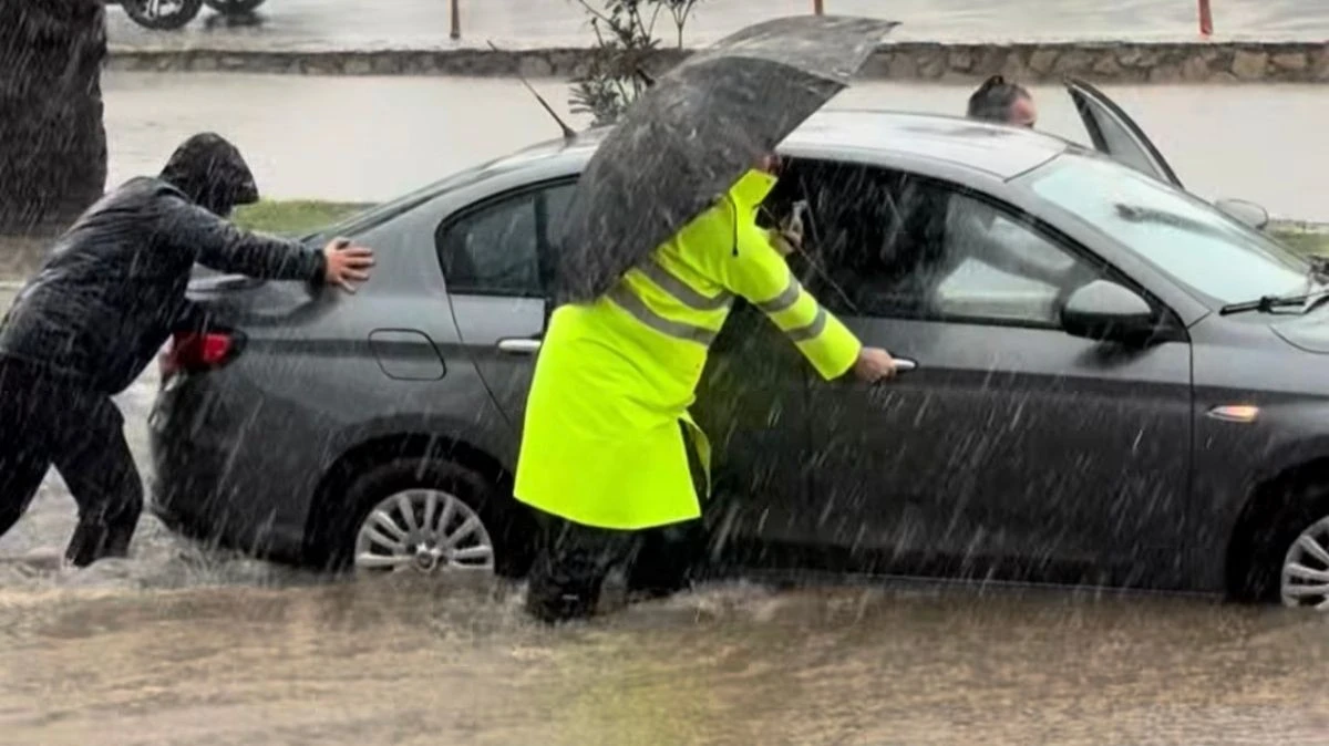 Ana Yol G&ouml;le D&ouml;nd&uuml;, Ara&ccedil;lar Mahsur Kaldı!