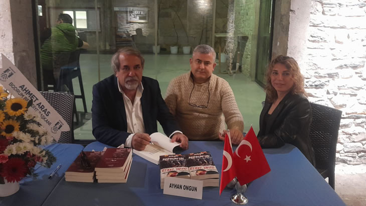 Ayhan Ongun kitaplarını imzaladı