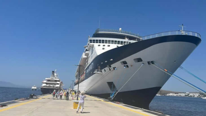 Bodrum'a iki kruvaziyerle 2412 turist geldi