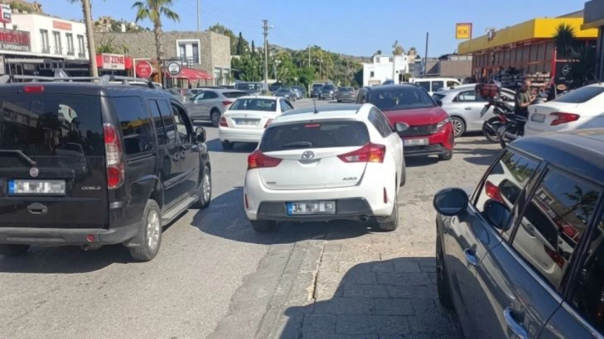 Bodrum&rsquo;da Kaldırımlar Ara&ccedil; İşgali Altında