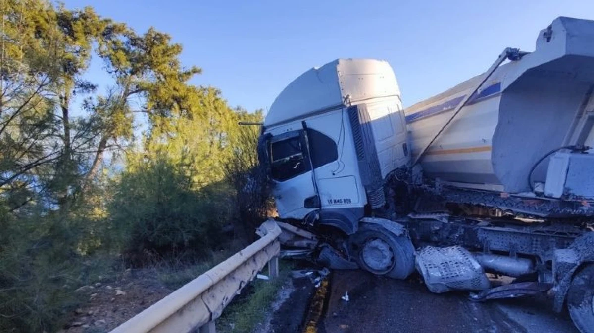 Bodrum’da Tır ile Otomobil Çarpıştı