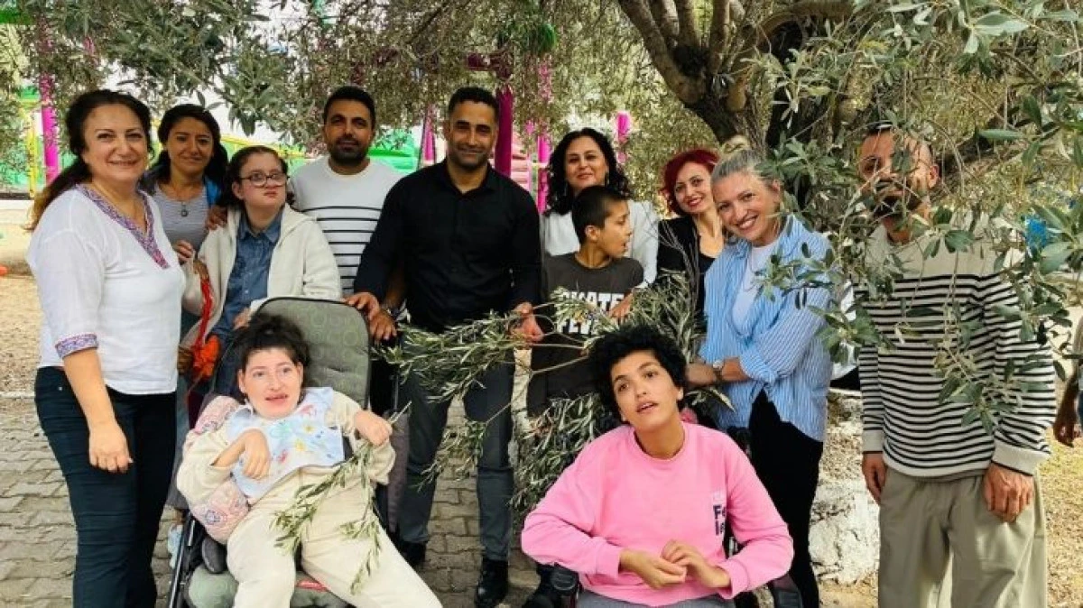 Engelli Öğrencilerden Anlamlı Zeytin Hasadı