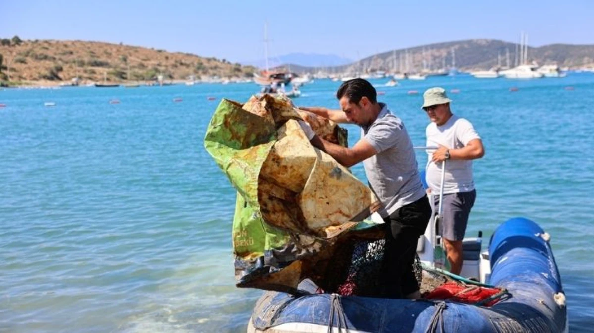 G&uuml;mbet&rsquo;te Denizden 310 Kilogram Atık &Ccedil;ıkarıldı