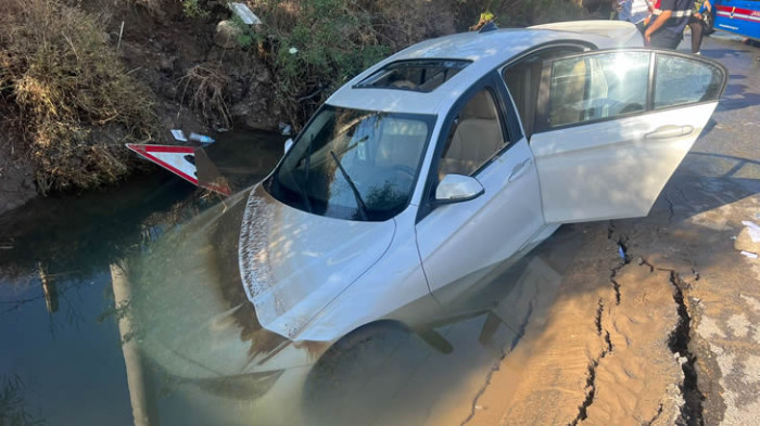 İçme suyu hattı patladı! Çukura otomobil düştü!