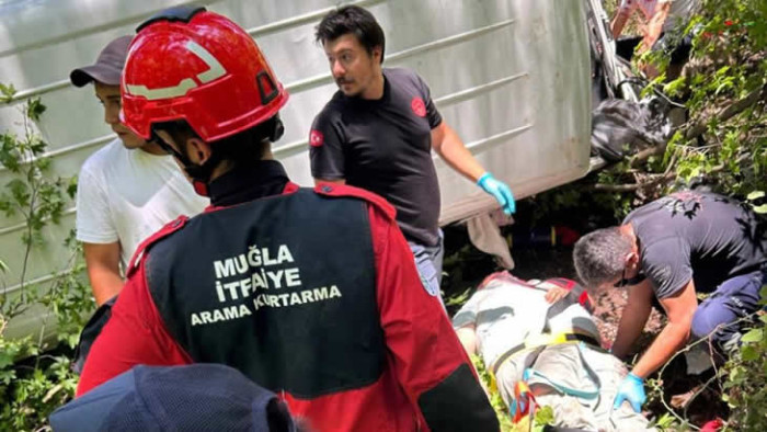 Kamyonet devrildi! 5 yaralı!