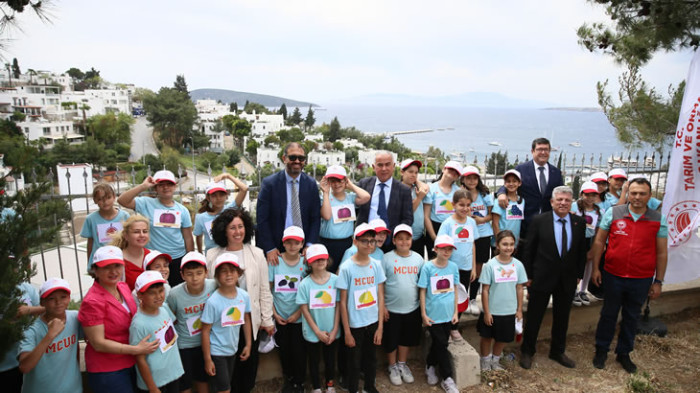 ÖĞRENCİLER MEYVE FİDANI DİKTİ