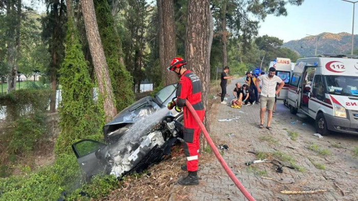 Otomobil ağaca çarptı! 4 yaralı!