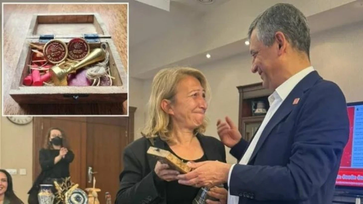 &Ouml;zg&uuml;r &Ouml;zel M&uuml;hr&uuml;n&uuml; Muğlalı Vekile Emanet Etti
